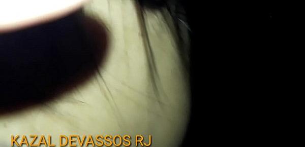  CHRIS DEVASSA  - Comedor socando  com vontade a bucetinha  da Hot Wife dentro da Cabine Erótica enquanto corno Manso Filma